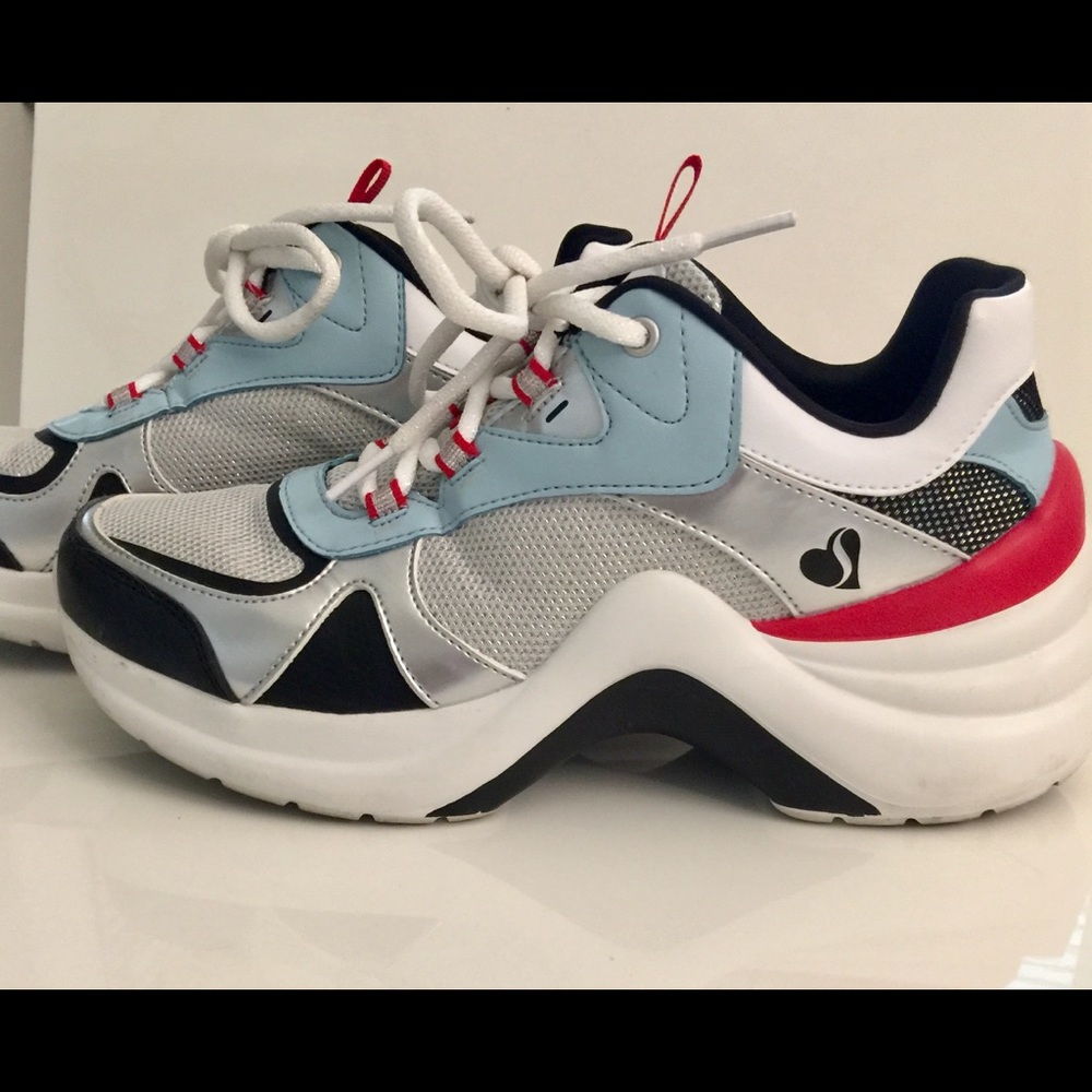 9.5 Skechers Memory foam DAD sneakers white silver